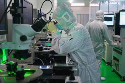 技术人员在南昌大学国家硅基LED工程技术研究中心对芯片进行电性测试(2024年4月3日摄)。新华社记者 万象 摄